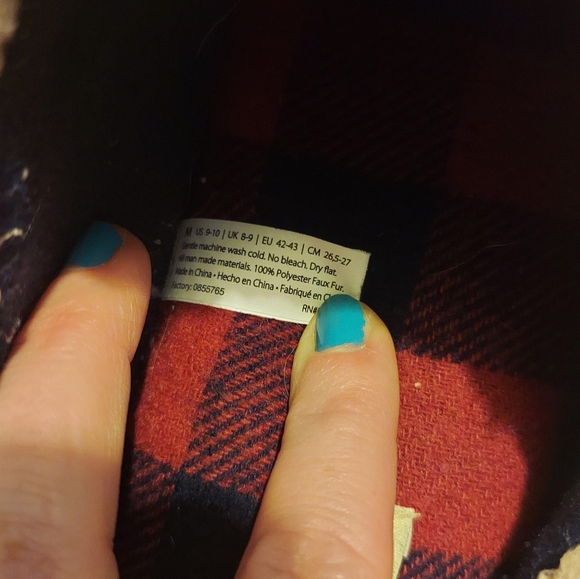 Men's Fuzzy Slippers size 9/10 with “Chill Out” 😎 - Picture 6 of 7